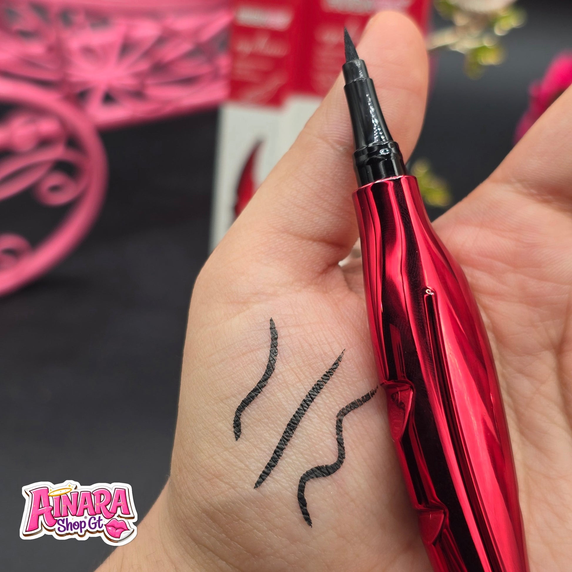 Delineador de ojos líquido negro AINARA SHOP GT con punta de precisión y empaque metálico rojo resistente al agua