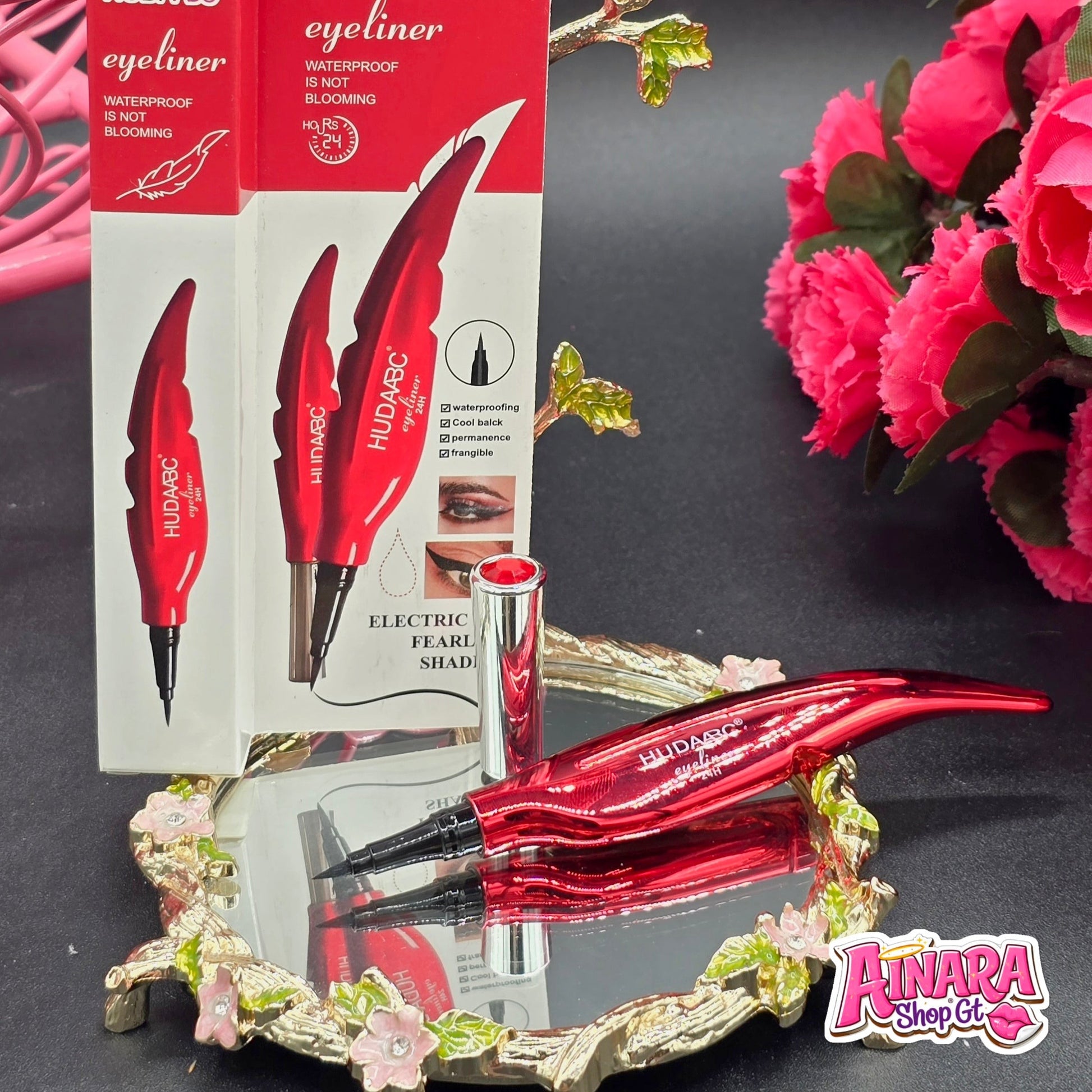 Delineador de ojos líquido AINARA SHOP GT de larga duración con empaque rojo metálico y punta de alta precisión.