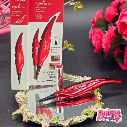 Delineador de ojos líquido AINARA SHOP GT de larga duración con empaque rojo metálico y punta de alta precisión.